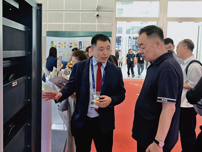复盛参加 CHCC2026，展示无油空气系统方案，配图 1